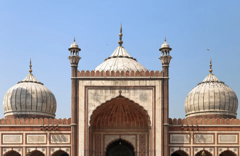 Jama Masjid von Delhi, Gebetshalle, Detail der Fassade mit den drei Kuppeln