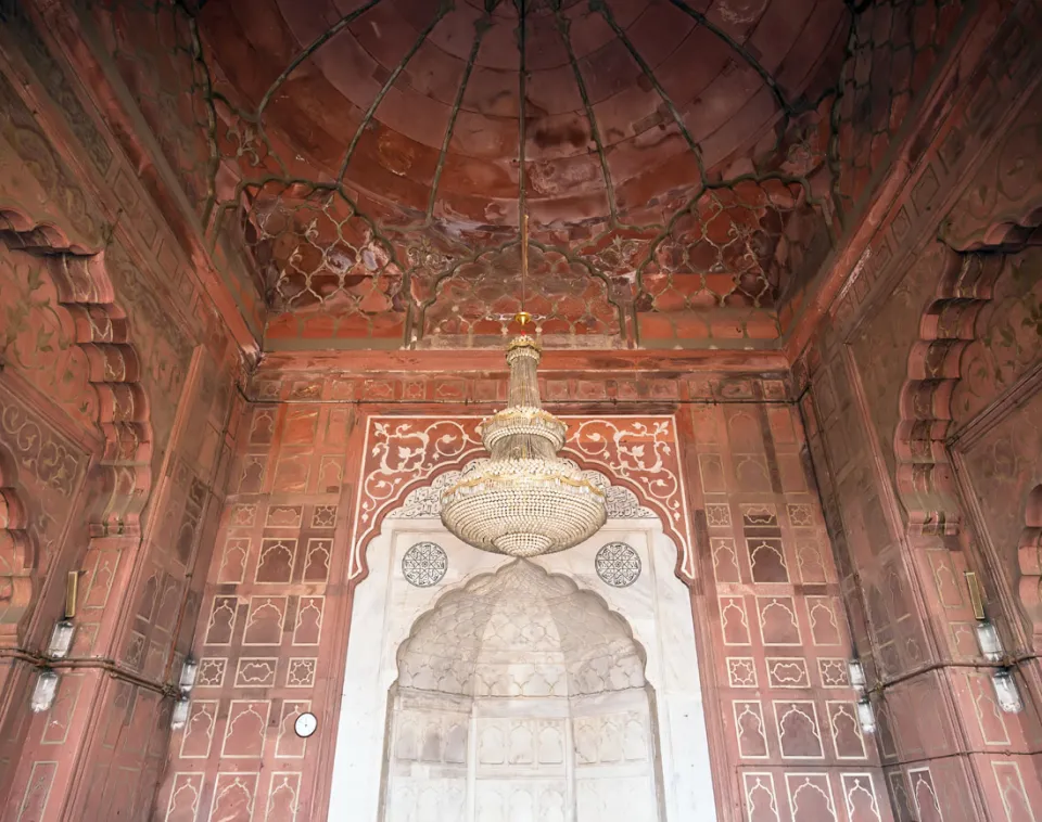 Jama Masjid von Delhi, Gebetshalle, zentrale Halle mit Kronleuchter, Qibla-Wall und Mihrab