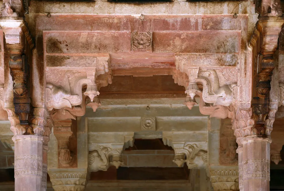Fort von Amber, Diwan-i-Aam (öffentliche Audienzhalle), elefantenförmige Konsolen