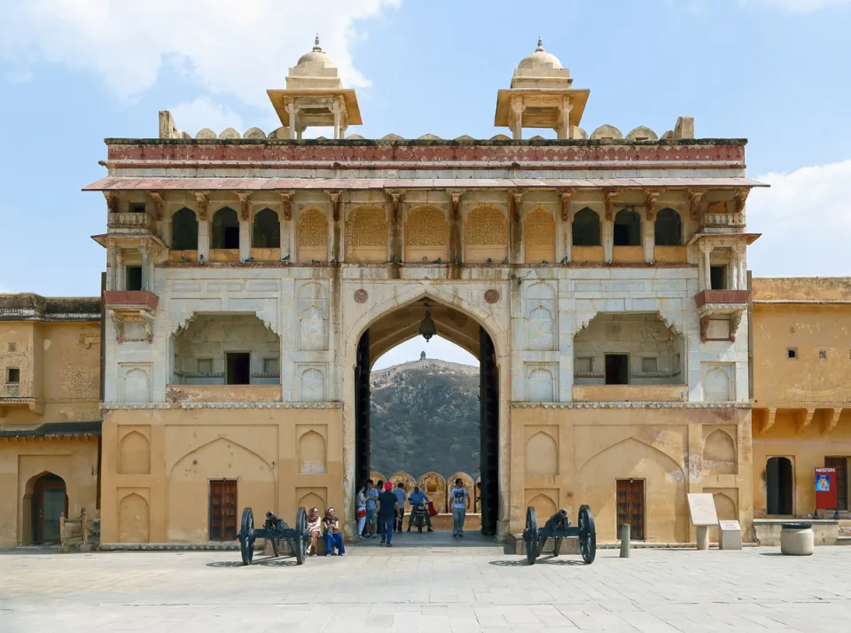 Fort von Amber, Jalebi Chowk, Sonnentor (Suraj Pol), innen