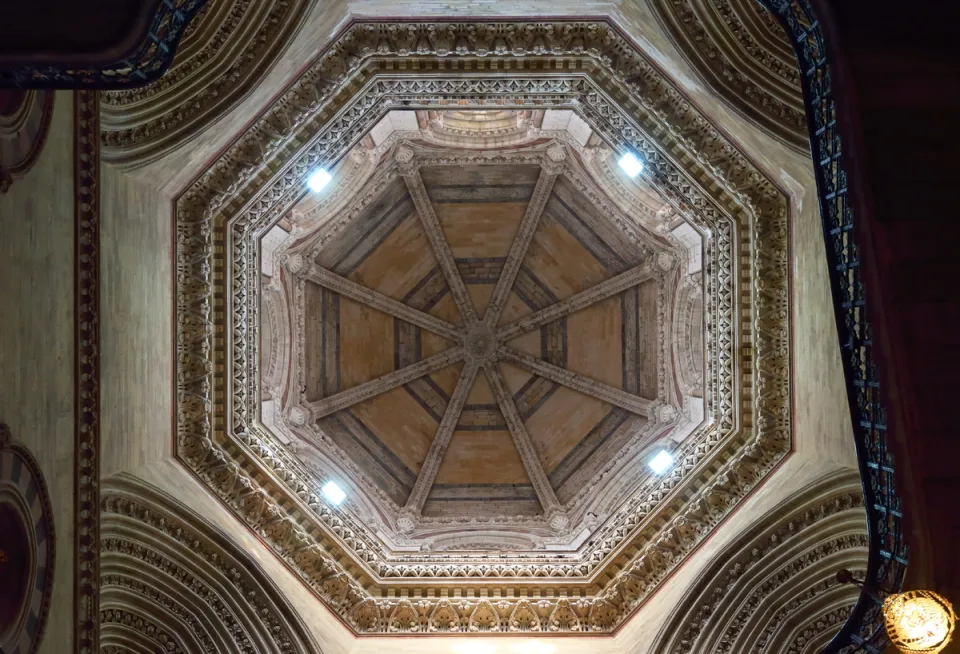 Chhatrapati Shivaji Terminus (Victoria Terminus), Kuppel