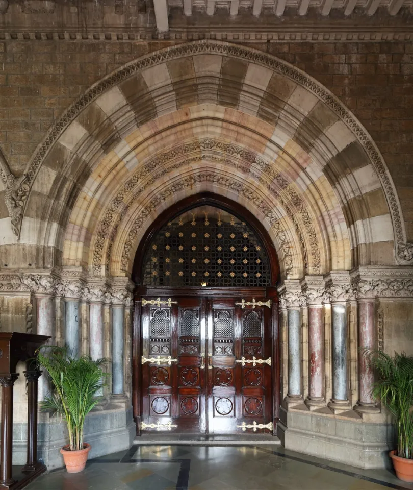 Chhatrapati Shivaji Terminus (Victoria Terminus), Tür mit Archivolten