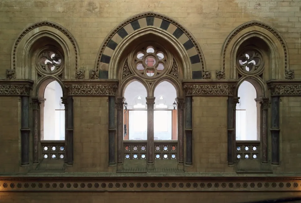 Chhatrapati Shivaji Terminus, Fenster im Treppenhaus