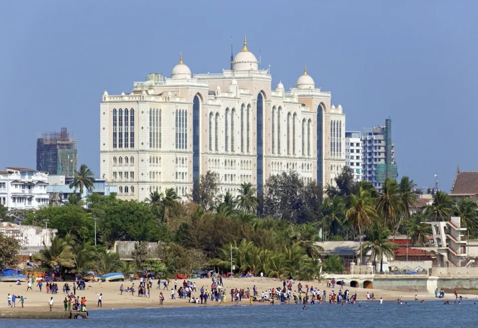 Saifee-Krankenhaus, Westansicht, mit dem Strand von Chowpatty im Vordergrund