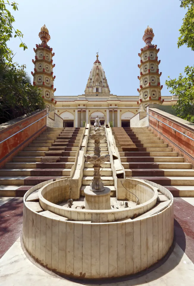Shri-Dhakleshwar-Mahadev-Tempel, Brunnen und Freitreppe Shri-Dhakleshwar-Mahadev-Tempel, Brunnen und Freitreppe