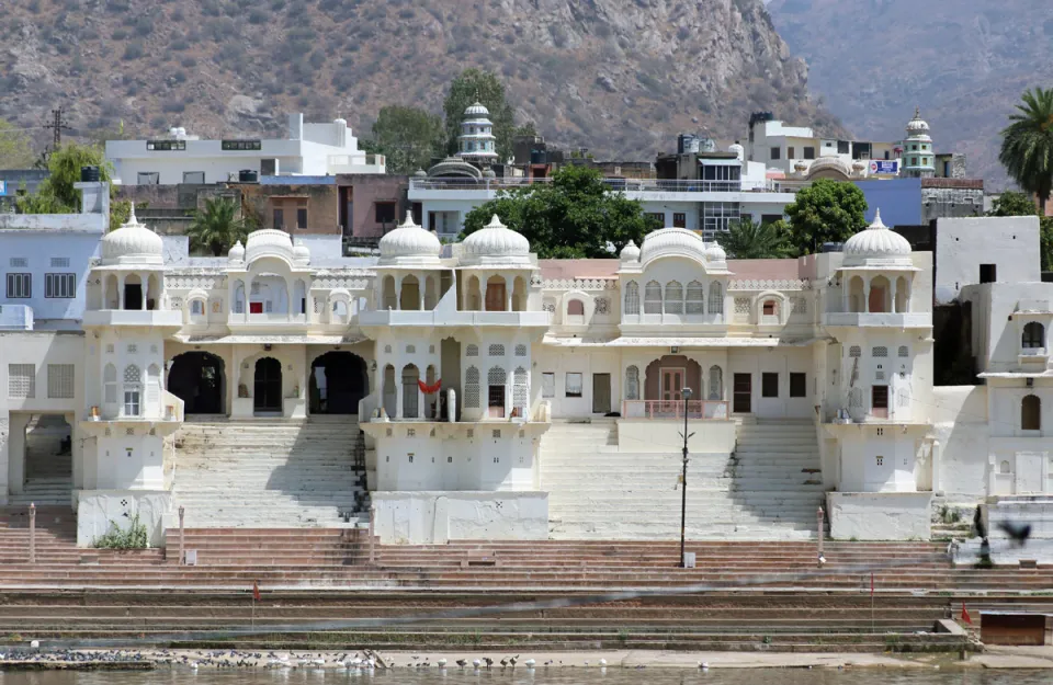 Gwalior Ghat, neben dem Indra Ghat (links)