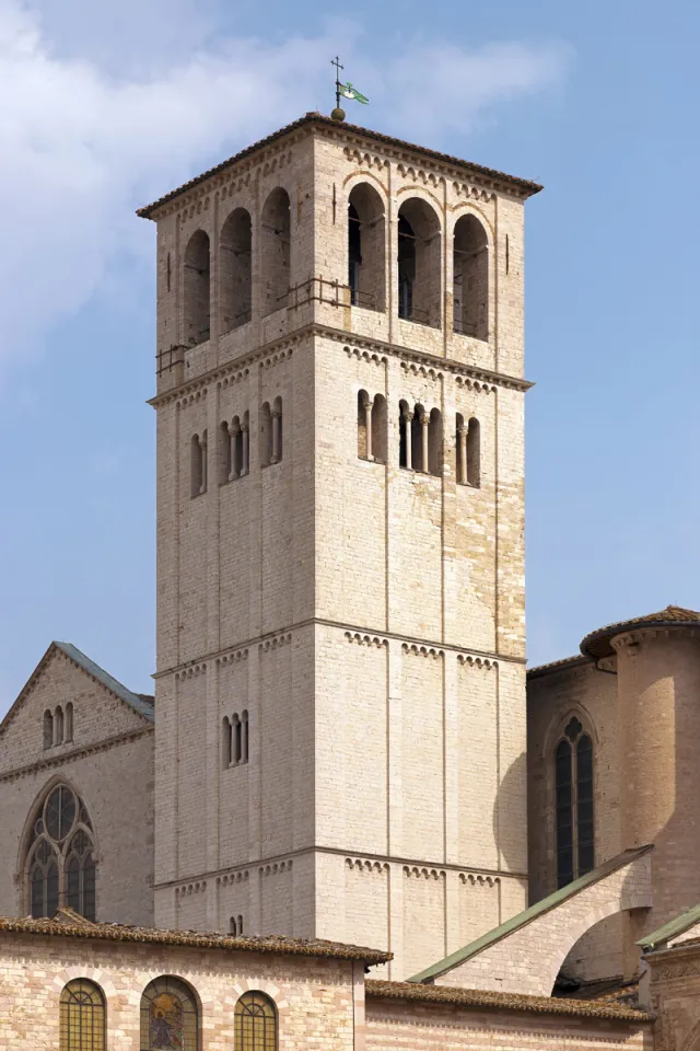 Basilika Sankt Franziskus von Assisi, Glockenturm