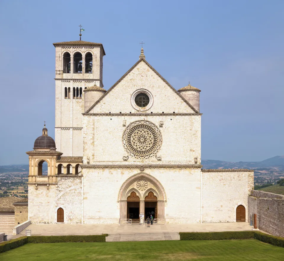 Basilika Sankt Franziskus von Assisi, Hauptfassade (Ostansicht)