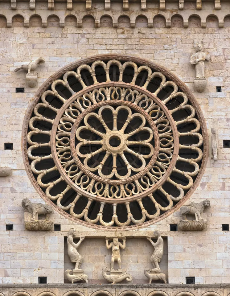 Kathedrale Sankt Rufinus, mittlere Fensterrose