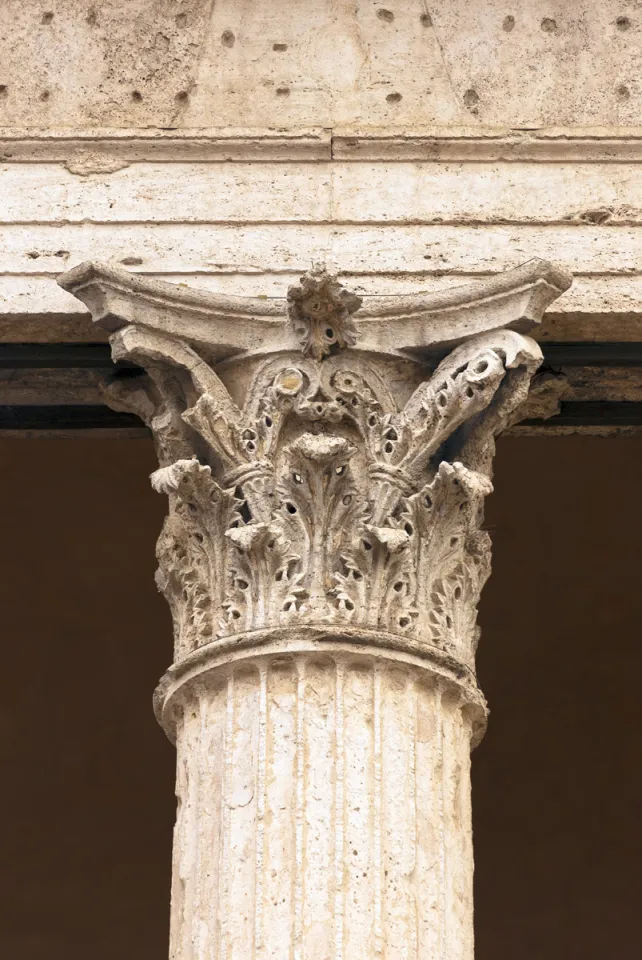 Kirche Santa Maria sopra Minerva, Säulenkapitell