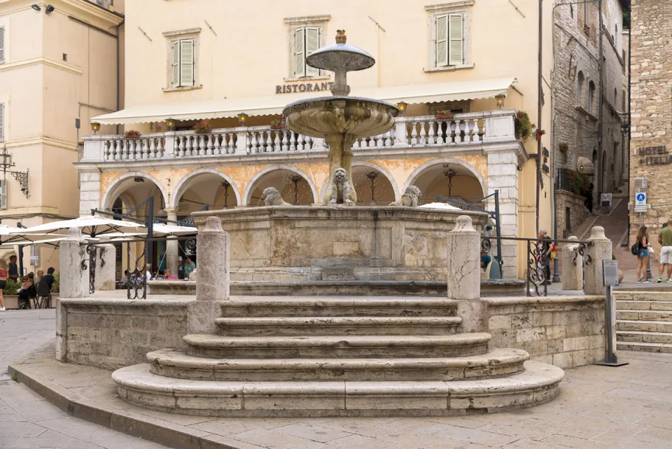 Brunnen der drei Löwen, Südansicht