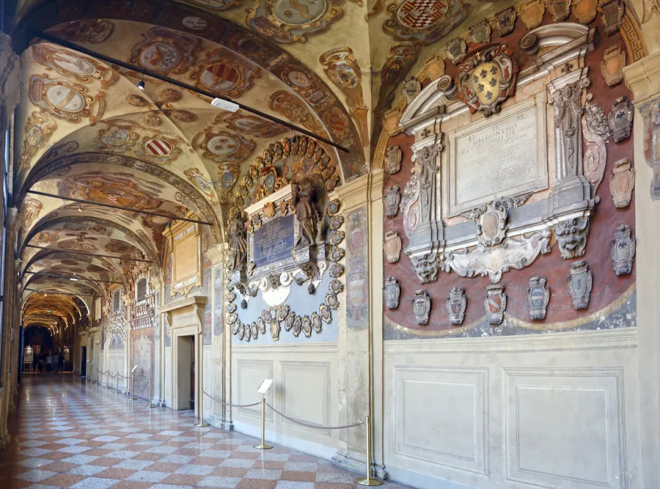 Palast des Archiginnasio, Galerie des ersten Obergeschosses mit Wappenfreskos und -reliefs