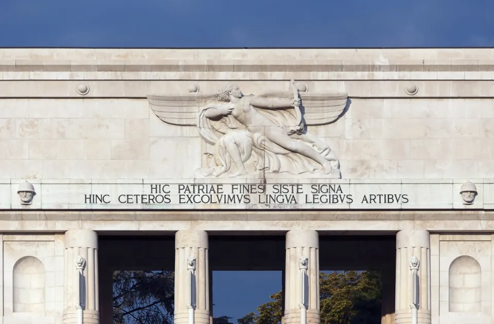 Siegesdenkmal Bozen, Attika mit Relief und Inschrift