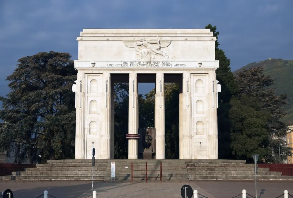 Siegesdenkmal Bozen, Ostansicht