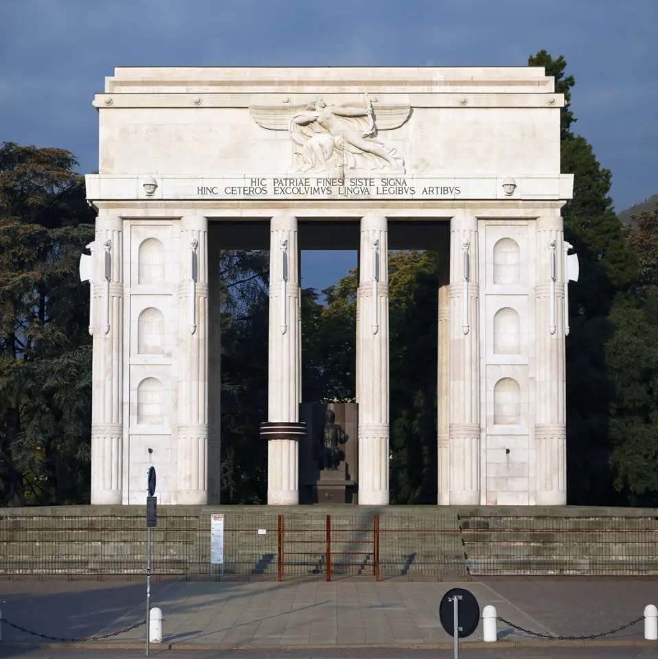 Siegesdenkmal Bozen, Ostansicht