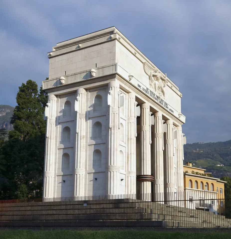 Siegesdenkmal Bozen, Südostansicht