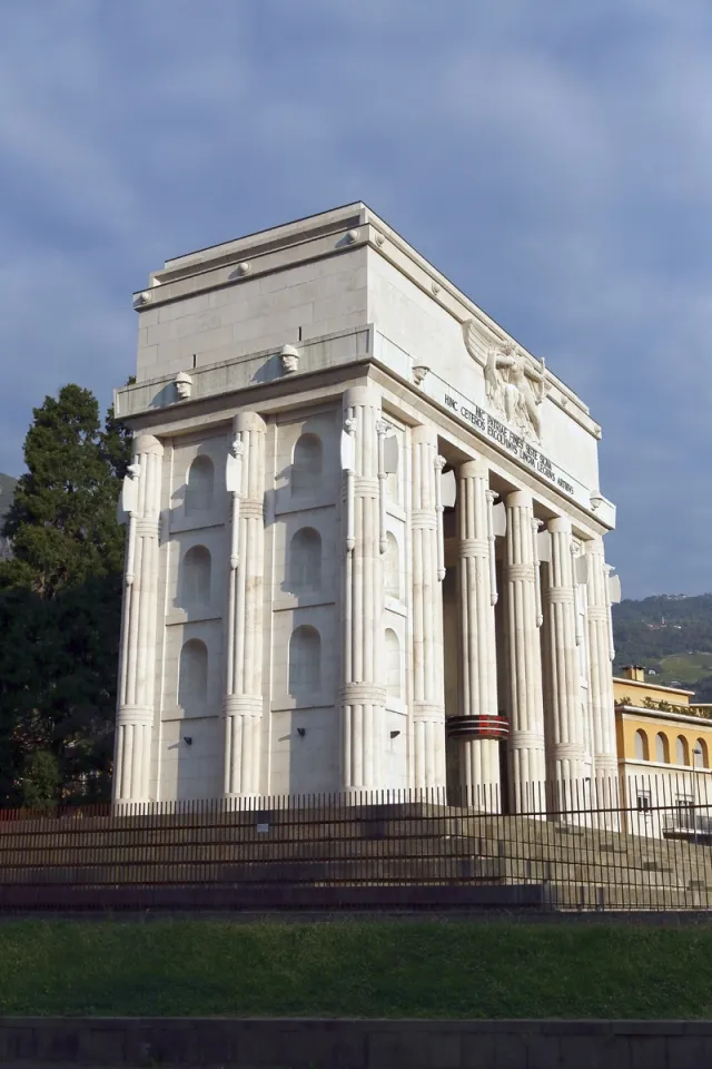 Siegesdenkmal Bozen, Südostansicht