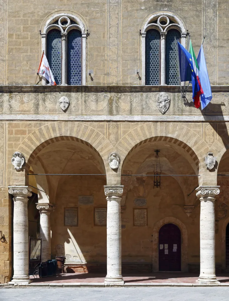 Kommunalpalast von Pienza, Portikus