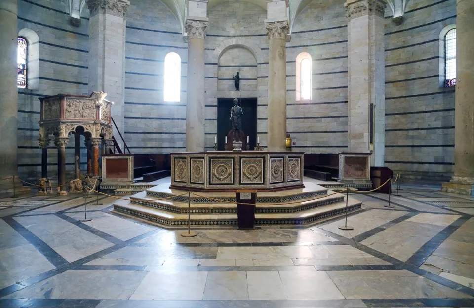 Baptisterium San Giovanni, Taufbecken und Kanzel