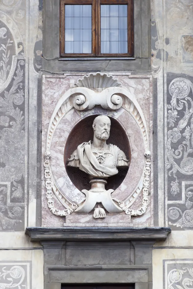 Carovana-Palast, Fassadendetail mit Büste Cosimos I.