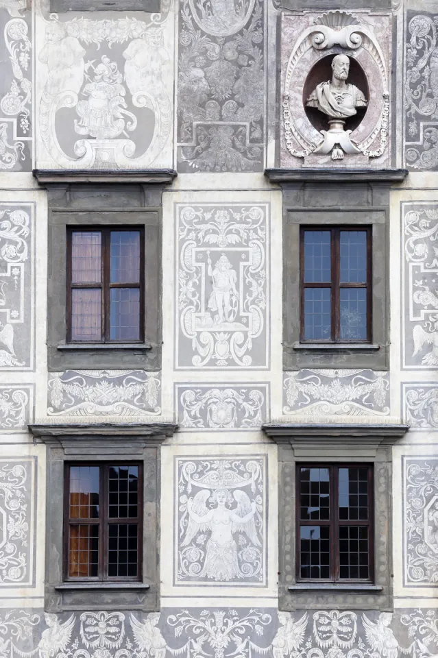 Carovana-Palast, Fassadendetail mit Sgraffiti und Büste Cosimos I.