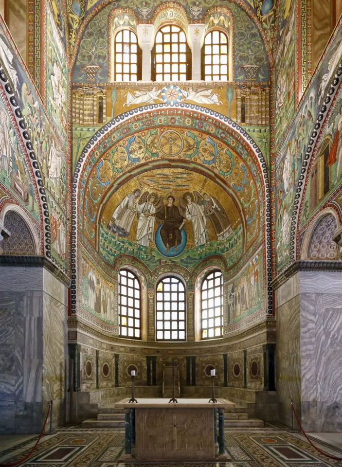 Basilika San Vitale, Altar vor der Apsis