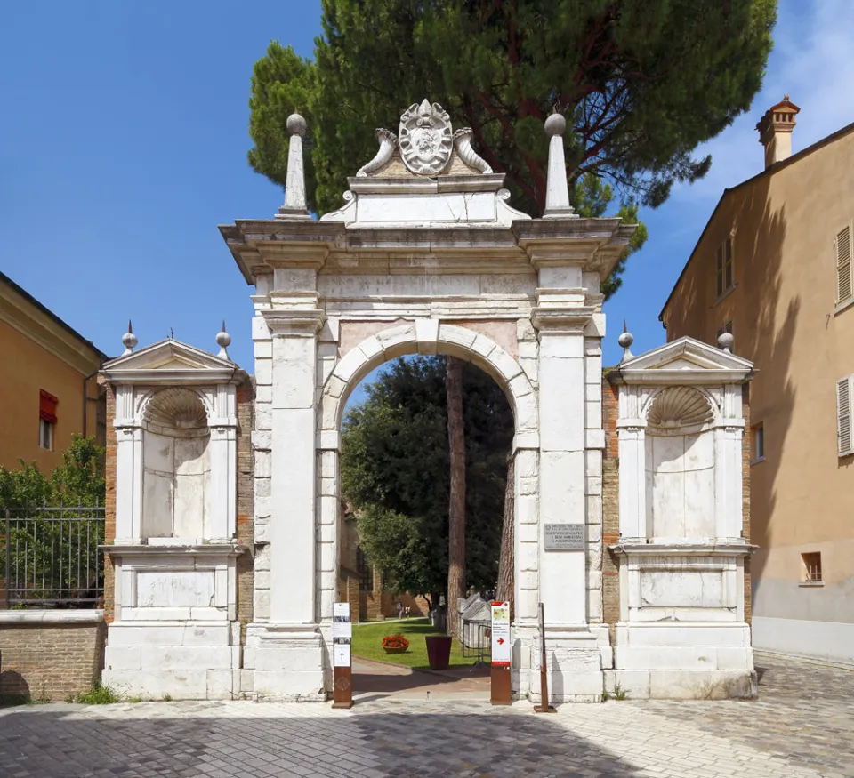 Basilika San Vitale, Tor zum Gelände