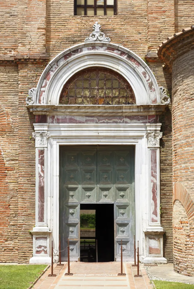 Basilika San Vitale, Hauptportal