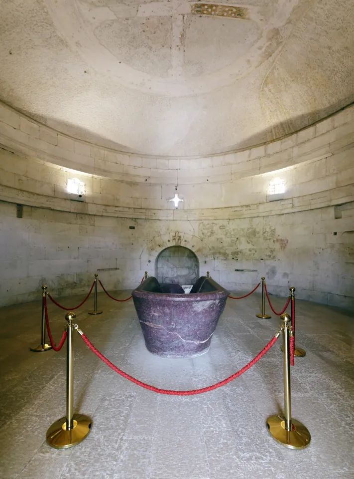 Mausoleum des Theoderich, Obergeschoss mit Porphyrwanne