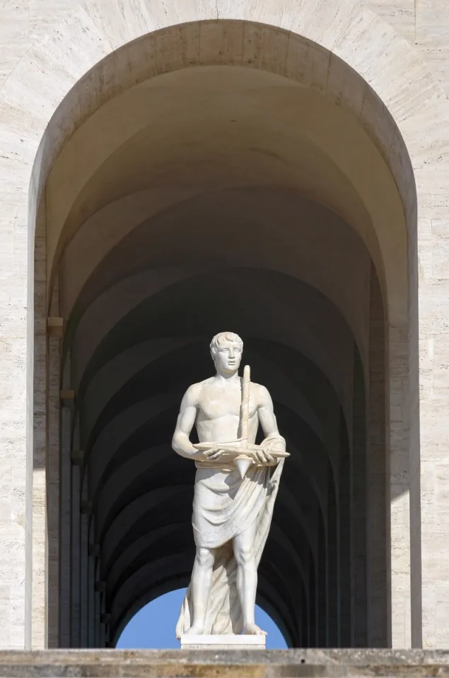 Palast der italienischen Zivilisation, allegorische Statue „Handwerk“