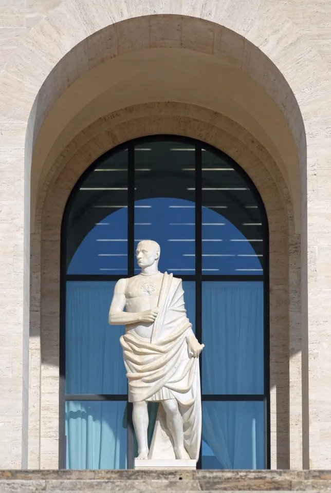 Palast der italienischen Zivilisation, allegorische Statue „militärischer Genius“