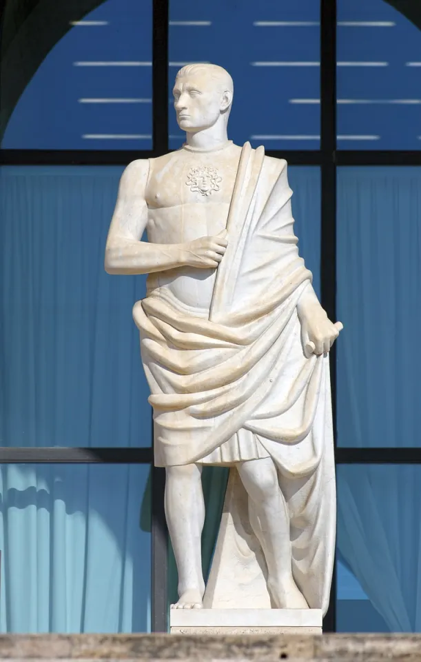 Palast der italienischen Zivilisation, allegorische Statue „militärischer Genius“ Palast der italienischen Zivilisation, allegorische Statue „militärischer Genius“