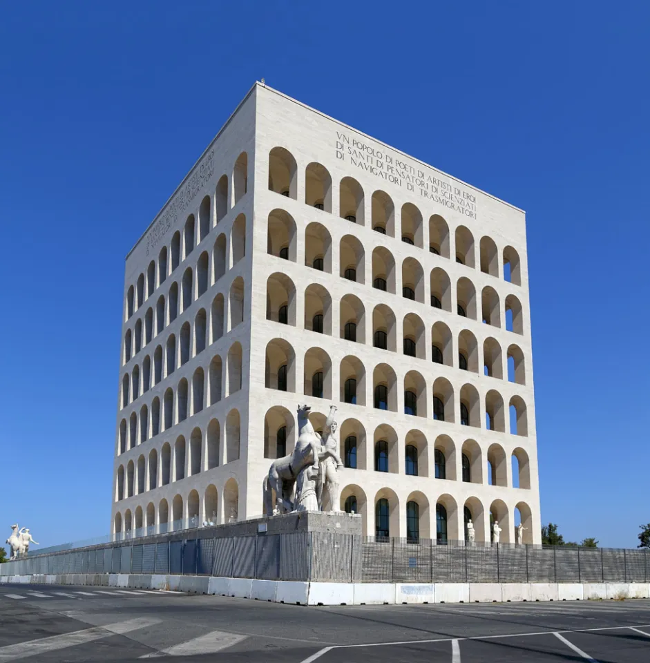 Palast der italienischen Zivilisation, Südostansicht