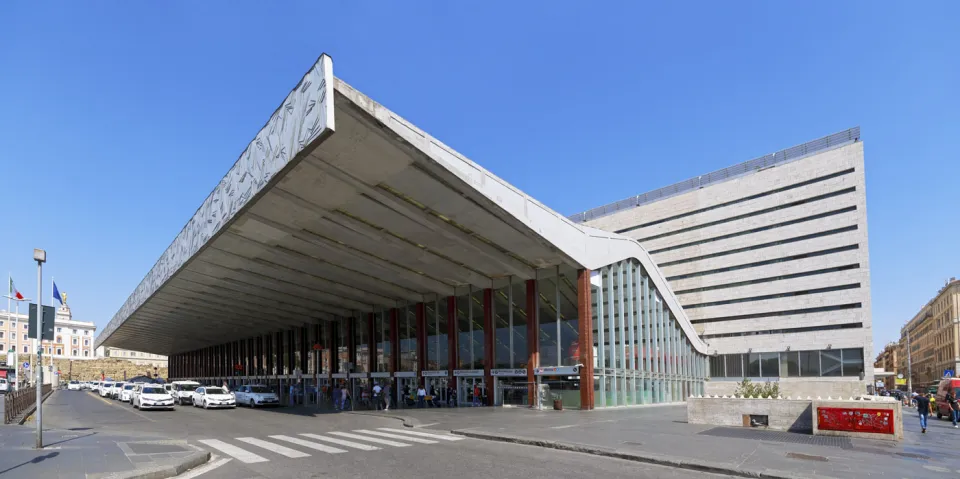 Bahnhof Roma Termini, Empfangsgebäude mit auskragendem Vordach