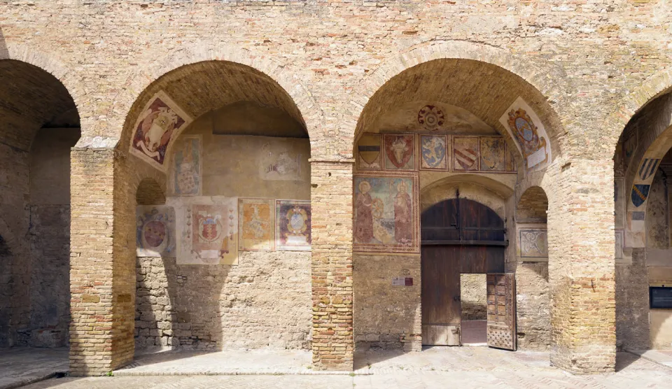 Kommunalpalast von San Gimignano, Arkaden des Innenhofs