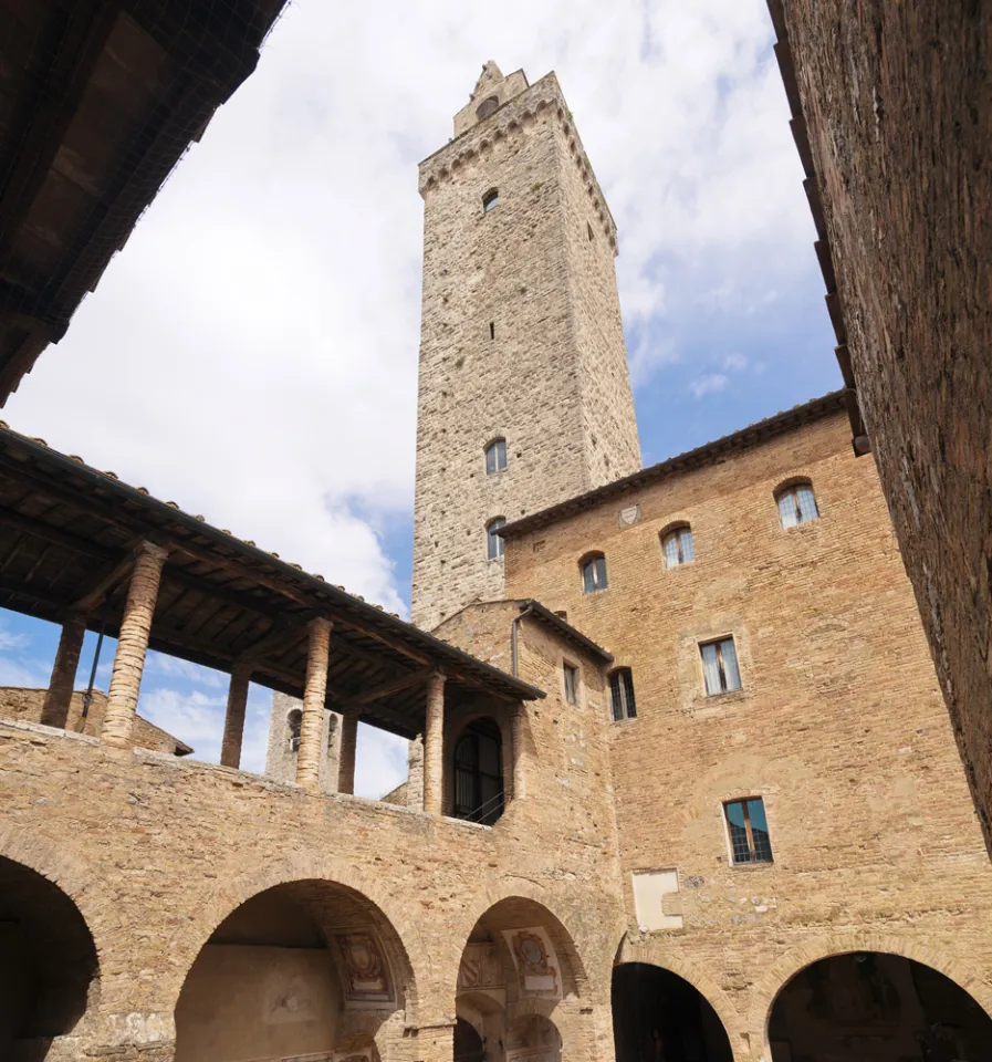 Kommunalpalast von San Gimignano, Rückseite mit Torre Grossa