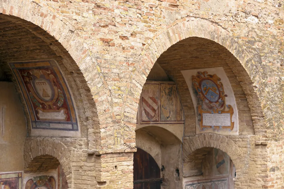 Kommunalpalast von San Gimignano, Detail der Arkaden des Innenhofs