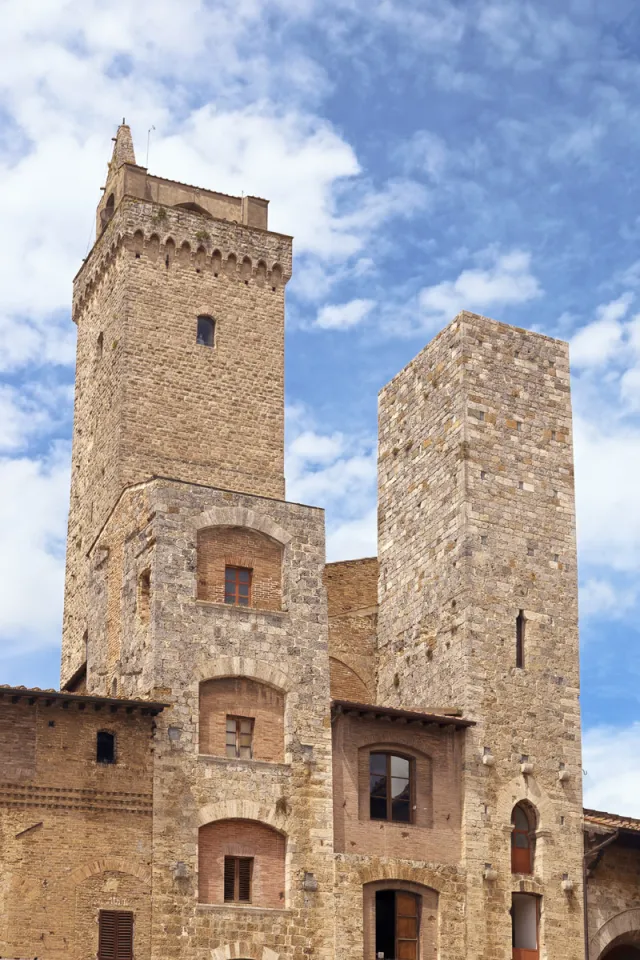 Türme der Ardinghelli, mit Torre Grossa im Hintergrund