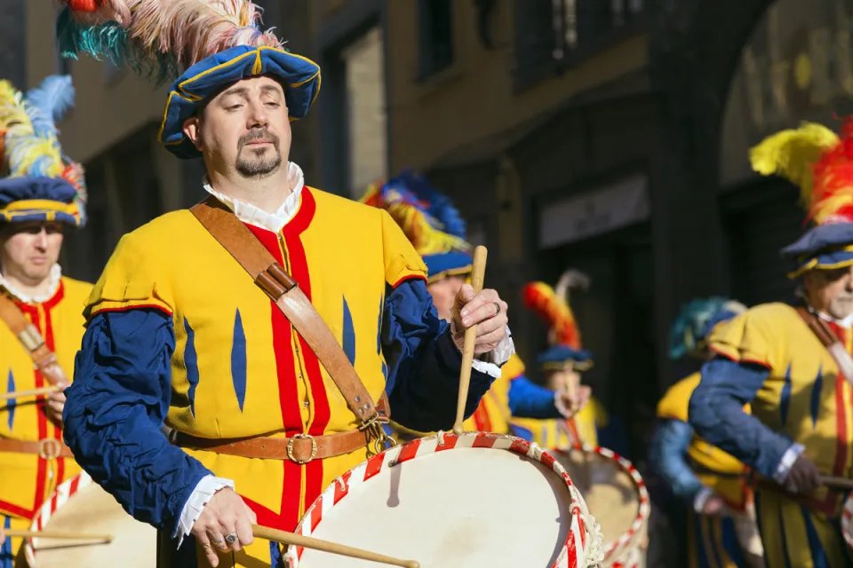 Trommler der Parade der historischen Florentiner Fußballmannschaften auf dem Weg zur Piazza della Signoria