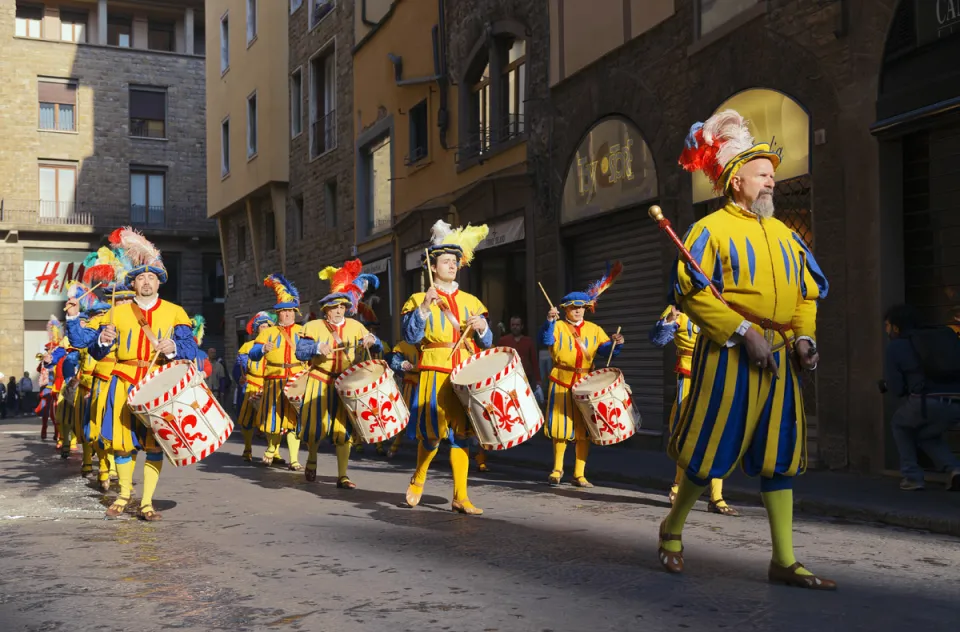 Parade der historischen florentinischen Fußballmannschaften auf dem Weg zur Piazza della Signoria vor dem Scoppio del Carro