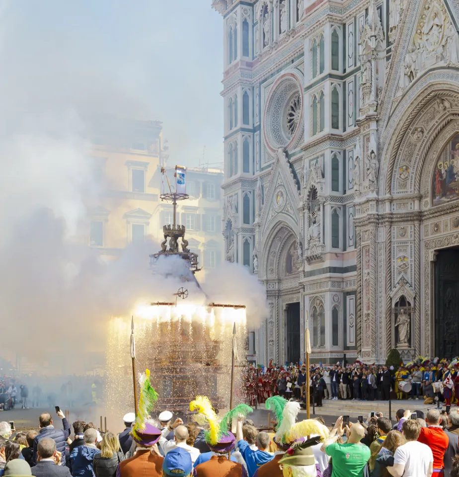 Scoppio del carro, Pyrotechnik auf dem Brindellone-Wagen vor dem Dom von Florenz