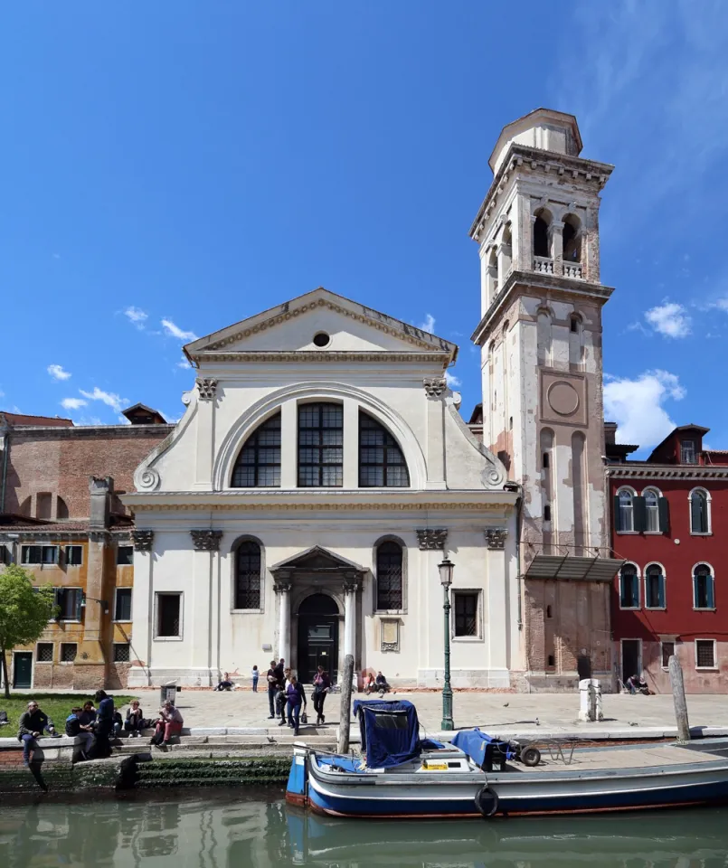 Kirche San Trovaso, Ostfassade