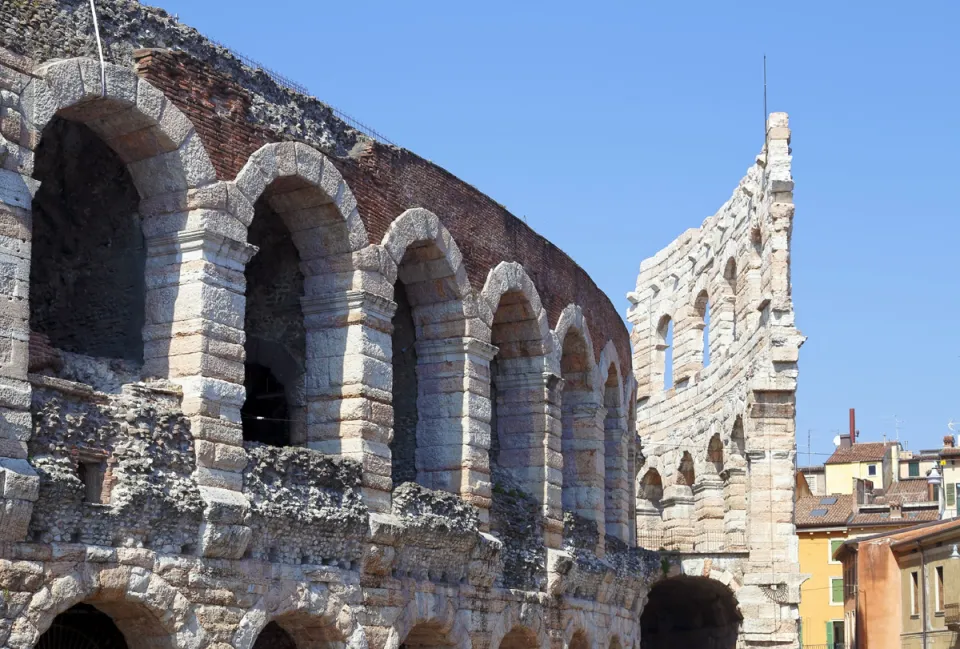 Arena von Verona, Fassade mit Resten der äußeren Mauer (l'Ala)