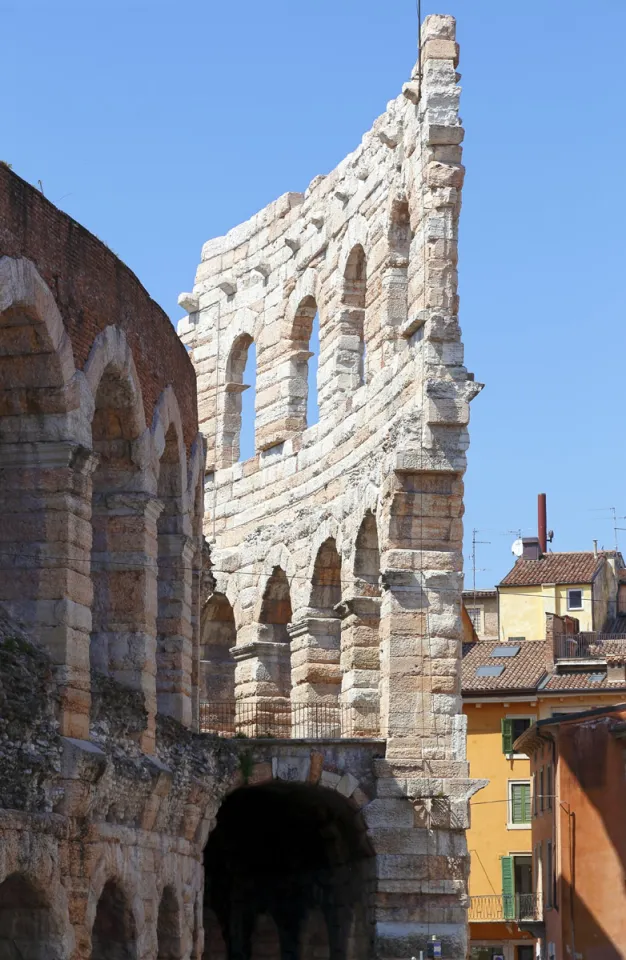 Arena von Verona, Reste der äußeren Mauer (l'Ala)
