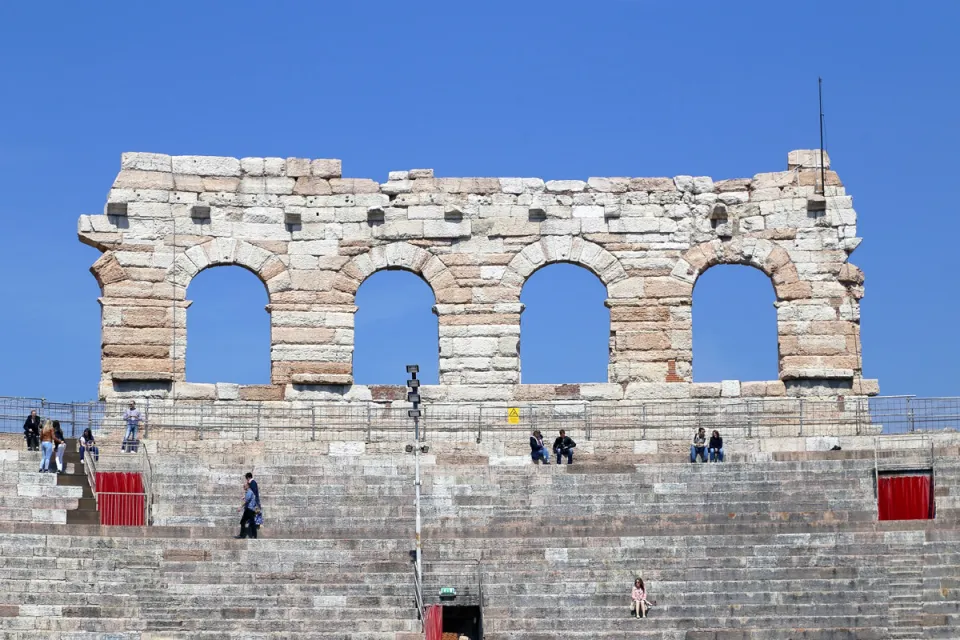 Arena von Verona, Reste der äußeren Mauer (l'Ala)