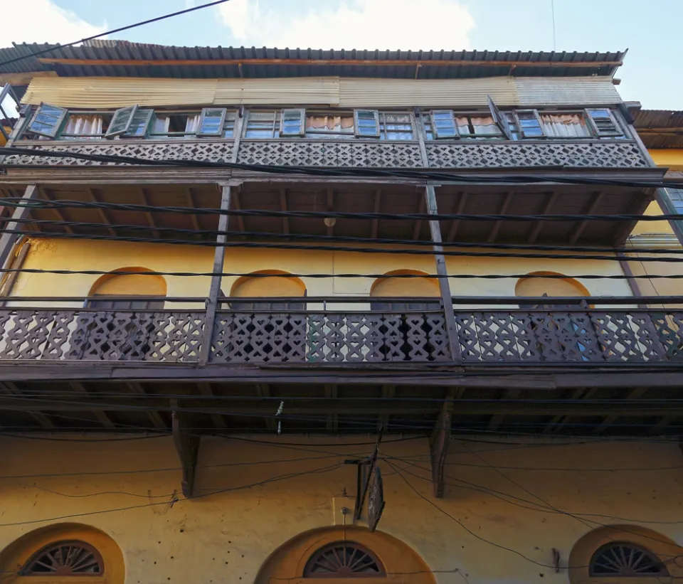 Africa Hotel, Fassade mit Balkonen