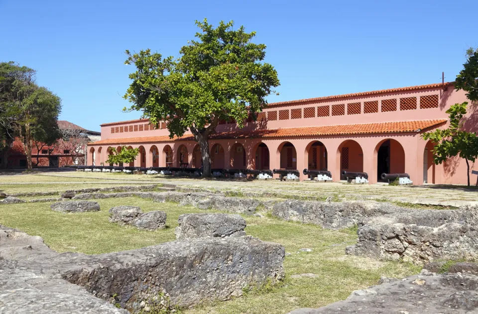 Fort Jesus, Innenhof mit Ruinen der Kapelle und Museumsgallerie (ehemalige Kaserne) im Hintergrund