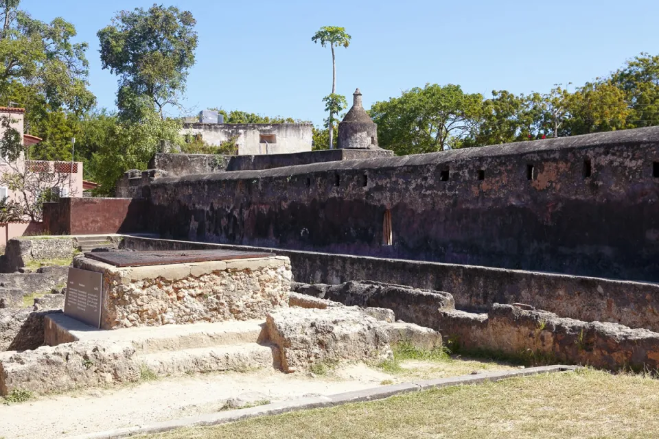 Fort Jesus, Mauern und omanischer Brunnen
