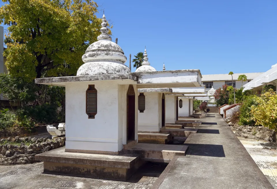 Komplex der Shree Hindu Union Mombasa, Garten mit Pavillons