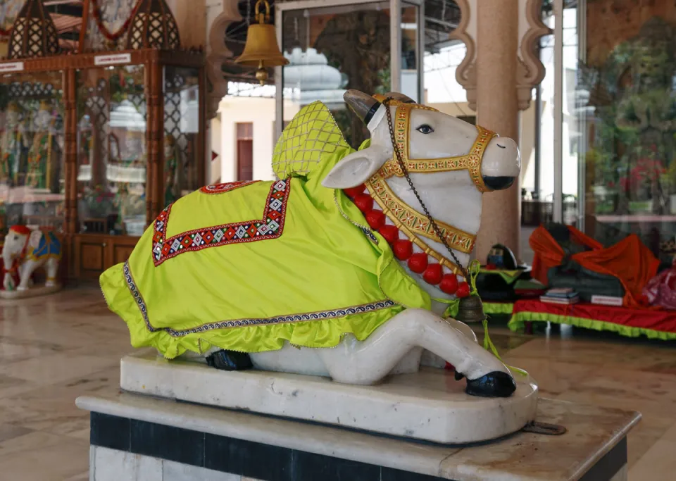 Komplex der Shree Hindu Union Mombasa, Shiva-Temple, Nandi-Statue